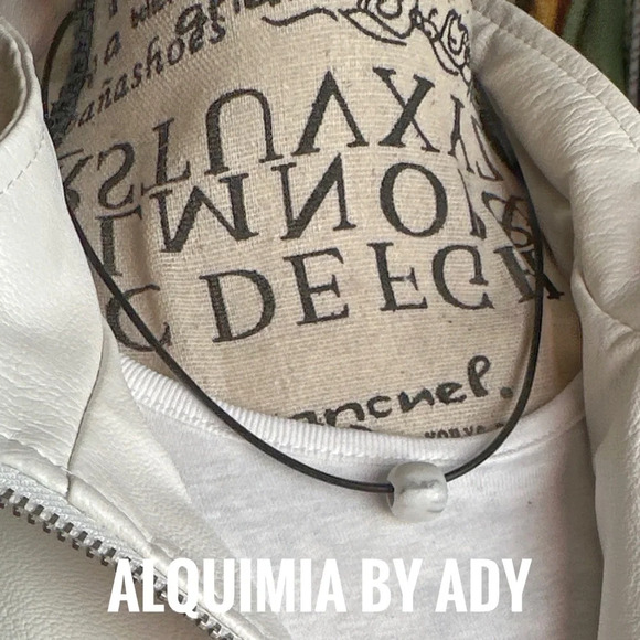 Howlite medallion pendant and silver rope choker necklace - Picture 3 of 7